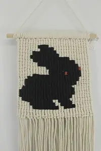 手作りの屋内春マクラメ手編みウサギパターン壁の装飾を飾る