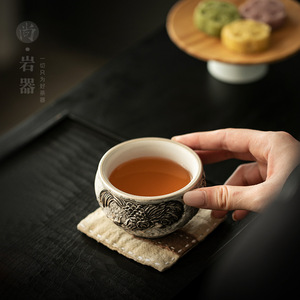 Tasse à thé en céramique faite à la main avec motif de dragon en relief, style chinois traditionnel Dehua, tasse individuelle de luxe rétro - Product Image 3