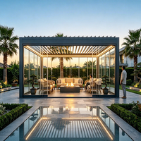 Pergola bioclimatique autoportante entièrement fermée en aluminium, toit à lames motorisées avec murs vitrés coulissants pour jardin de villa