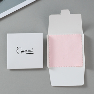 Paño de pulido de microfibra cuadrado plateado con logotipo personalizado para limpieza de joyas Servicio OEM ecológico ligero disponible - Product Image 3