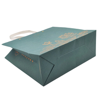 Vente en gros de sacs en papier d'emballage de cadeaux artisanaux avec logo imprimé personnalisé sacs en papier pour boutique de vente au détail avec votre propre logo
