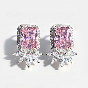 Orecchini a Perno Quadrati Rosa con Design Geometrico per Donne, Eleganti Accessori per Orecchie - Product Image 1