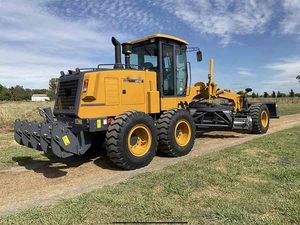 Machine de nivellement de terrain Grader GR165, réputée pour la construction de fonds de piste et de chaussées - Product Image 2