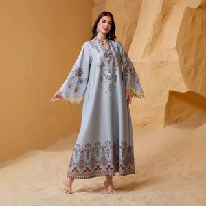 Robe Abaya Vintage de Luxe Personnalisée pour Femmes Musulmanes, en Polyester de Haute Qualité, Élégante et Stylée, Col Cœur, Imprimée, à Pompons, Longueur Cheville - Product Image 4
