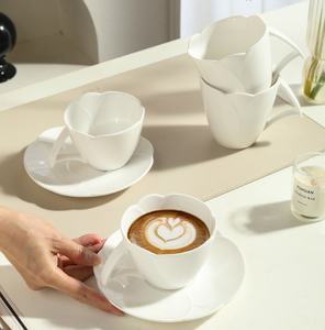 Juego de Tazas y Platos de Cerámica con Flores en Relieve de Alta Gama, Taza de Porcelana con Pétalos de Tulipán, Logotipo Personalizado para Cafetería y Regalo de Boda - Product Image 2