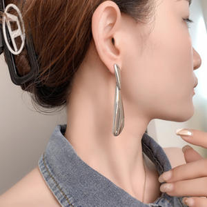 Pendientes Largos de Gota Gruesos con Forma de Lágrima, Chapados en Oro de 18K, para Mujer, Modernos, Geométricos, para Bodas, Fiestas de Graduación - Product Image 4