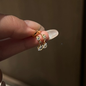 Boucles d'oreilles pendantes en argent pur S925, élégantes et exquises, avec un petit pompon et un diamant étincelant, design luxueux pour les trajets quotidiens - Product Image 3