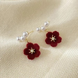 BUW6-S 035 - Aretes de Perlas con Flores de Terciopelo Rojo Vintage, Aretes Dulces para Chicas, Accesorios, Regalo de Año Nuevo, Joyería de Moda para Mujer - Product Image 4