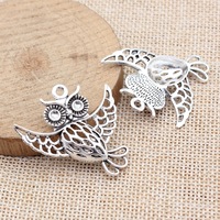 Breloque hibou à ailes écartées 36x35mm en alliage de zinc argent antique ajouré pour marque-page souvenir de remise de diplôme