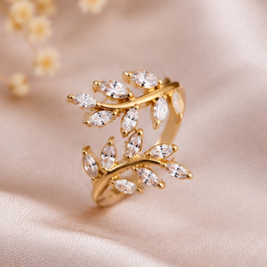 Anillo Ajustable con Hojas Chapadas en Oro y Circonita Cúbica, Anillo Abierto con Diseño Floral Inspirado en la Naturaleza para Mujer - Product Image 4