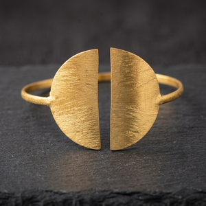 SOUMYA CREATIONS Pulseras de Latón Hechas a Mano, Chapadas en Oro, Diseño Geométrico Moderno, Estilo Único, Unisex, de Rajasthan - Product Image 1