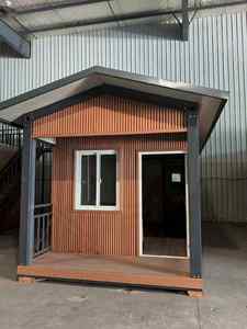 Casa Contenedor Plegable Moderna con Diseño Transpirable, Estructura de Acero, Revestimiento de Madera, Porche, Techo a Dos Aguas, Garantía de 2 Años - Product Image 1