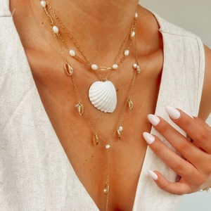 สร้อยคอจี้รูปเปลือกหอยเคลือบทองหลายชั้นประดับมุกสำหรับผู้หญิง แฟชั่นโซ่คล้องไหปลาร้า เครื่องประดับสวมใส่กับเสื้อสเวตเตอร์ - Product Image 2