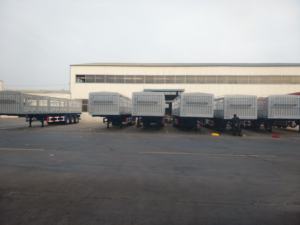 Semirremolque de 40-50T con Barandas para Transporte de Ganado, Vegetales y Frutas a Granel - Product Image 2