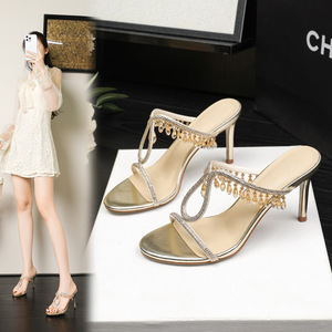 Sandalias de tacón alto estilo francés con correa de encaje, colgante de punta, cinta de diamantes de imitación, color champán, tacón de aguja y suela de goma. - Product Image 1