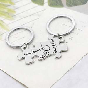Letras Personalizadas Her King His Queen Moda Parejas Novia <span class=keywords><strong>Novio</strong></span> <span class=keywords><strong>Regalo</strong></span> de San Valentín Rompecabezas para Él y para Ella Llaveros de Metal - Product Image 3