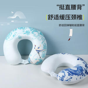 Almohada de Viaje Portátil en Forma de U con Espuma Viscoelástica, Diseño de Grulla de Porcelana Azul y Blanca con Peces Koi, con Antifaz para Dormir - Product Image 4