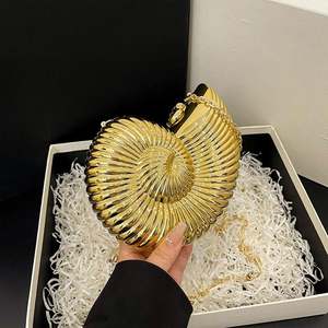 حقيبة يد نسائية على شكل قلب مرصعة بالأحجار الكريمة للسهرات والحفلات، حقيبة يد ذهبية مزينة بالكريستال - Product Image 4