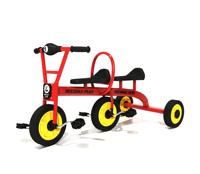 Tricycle ergonomique rouge à double siège pour enfants, tricycle tandem en métal pour 2 personnes avec repose-pieds pour la maternelle, la cour de récréation et les jeux en plein air