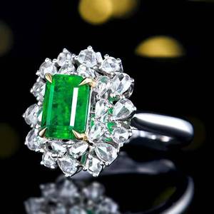 Anillo de Esmeralda Natural de Zambia de 1.76 Quilates con Diseño de Halo Radiante de Lujo, Oro de 18K, 37 Piedras de Diamante, Joyería de Alta Gama - Product Image 6