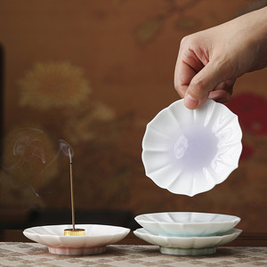 Brûleur d'encens en céramique, design floral blanc avec insert doré, pour aromathérapie à domicile, style moderne et minimaliste - Product Image 2
