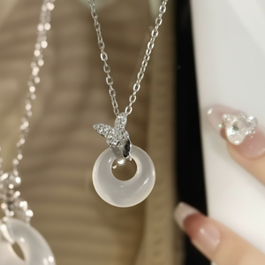 Vendita calda di tendenza Vintage stile coreano gioielli da donna elegante angelo chiave in lega collane di perle all'ingrosso - Product Image 1