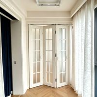 Porte pliante Aomeja de style français, isolante thermiquement, en aluminium blanc, avec grille et verre trempé, pour chambre à coucher
