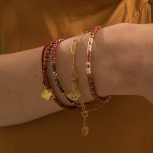 Bracelet à breloques carrées triple couche en acier inoxydable plaqué or avec pierres naturelles, design unique, perles de pierres précieuses naturelles - Product Image 1
