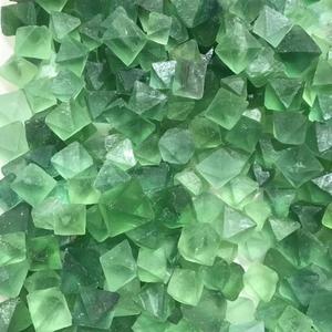Vente en gros de pierres hexagonales en fluorite verte naturelle, sculptées à la main, pierres brutes, pierres de guérison, décoration d'intérieur, fête des mères - Product Image 6