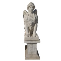 Statue de sculpture gréique en travertin jaune antique représentant un griffon et une chimère