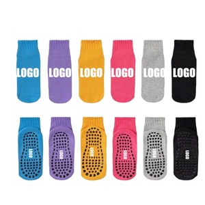 Chaussettes de <span class=keywords><strong>trampoline</strong></span> antidérapantes personnalisées pour enfants et adultes, vente en gros du fabricant, pour aire de jeux et parc - Product Image 1