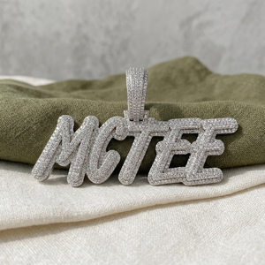 จี้ MCTEE แบบกำหนดเอง ประดับเพชรโมอิสซาไนต์สีเงิน สไตล์ฮิปฮอป หรูหรา เหมาะสำหรับงานปาร์ตี้ แฟชั่นโดดเด่น พรีเมียม ประดับเพชรเต็มตัว รูปตัวอักษร - Product Image 2