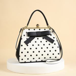 Borsa a tracolla da donna <span class=keywords><strong>Avant</strong></span> <span class=keywords><strong>Garde</strong></span> con fiocco abbellito a pois in vernice leggera con cinturino rimovibile - Product Image 6