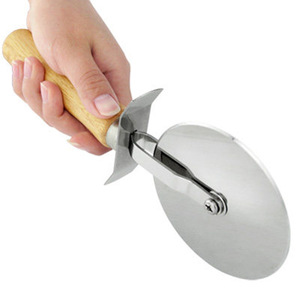 Holesale-cortador de <span class=keywords><strong>pizza</strong></span> con hoja de rueda de acero inoxidable, cortador de queso con mango de madera - Product Image 3