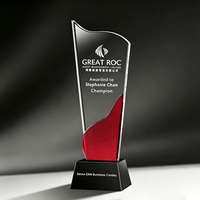 Trophée moderne en cristal personnalisé, flamme rouge, bord ondulé en verre, médailles sur base noire pour cérémonie annuelle de remise des prix, reconnaissance des employés