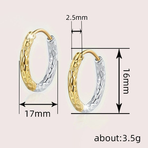 Orecchini bicolore testurizzati da donna, gioielli minimalisti e versatili per l'uso quotidiano - Product Image 4