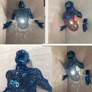 Scultura Decorativa da Parete Moderna 3D di Alta Qualità, Colore Blu Cromato, Statua Uomo a Grandezza Naturale in Metallo con Corpo Cavo - Product Image 3