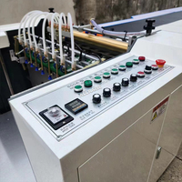 Machine automatique de reliure de livres avec alimentation en papier, machine à coller les couvertures de boîtes rigides à alimentation par feuilles, avec convoyeur à aspiration