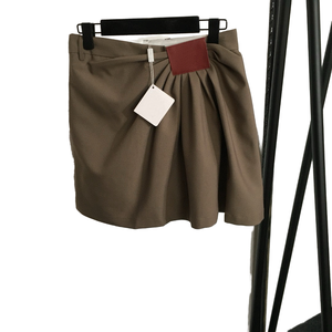 Jupe courte plissée décontractée d'été pour femme, respirante et à séchage rapide, avec logo en cuir et doublure de sécurité intégrée MANAN FIT CO - Product Image 1