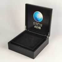 Boîte à chocolat en bois noir brillant avec couvercle gravé au laser, doublure en velours, logo personnalisé pour l'emballage cadeau de chocolats et de dattes du Ramadan