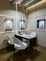 Boutique de bijoux en bois grainé de luxe léger avec éclairage LED, design écologique, dimensions personnalisables, espace intérieur haut de gamme et chaleureux