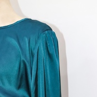 MANNI Maßgeschneidertes Maxikleid Elegantes Satin-Plissee-Kleid mit O-Ausschnitt und Langen Ärmeln Formelles Abendkleid Dezente Vintage-Mode Großhandel OEM/ODM