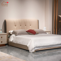 Lit plateforme moderne de luxe italien King/Twin XL avec tête de lit rembourrée en cuir véritable confortable, finition brillante effet piano