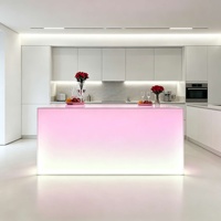 Îlot de cuisine en acrylique translucide haute brillance avec éclairage LED, design moderne, plan de travail lumineux, taille personnalisée pour résidence haut de gamme