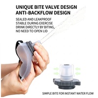 Bouteille d'eau sportive portable ODM, gourde d'hydratation en silicone de qualité alimentaire avec sangle réglable anti-choc pour le cyclisme et la course à pied