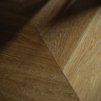 Parquet en chêne brossé brun multicouche, sol composite massif, chauffage par le sol, parquet chevron, parquet en bois d'ingénierie