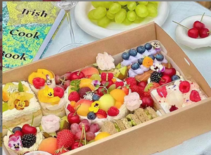 Boîte alimentaire en papier pour Noël, pour mousse, gâteau, salade, pâtisserie, en papier kraft avec poignée, estampage à chaud doré et gaufrage pour aliments - Product Image 3