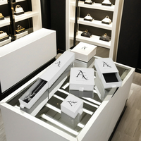 Boîte à bijoux rigide de luxe blanche faite à la main sur mesure avec couvercle et base en matériaux recyclés, petite taille pour l'emballage de montres