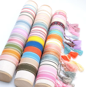 ของขวัญเทศกาลโบฮีเมียน กำไลข้อมือผ้าริบบิ้นปักอักษรตามสั่ง พร้อมพู่ห้อย - Product Image 2