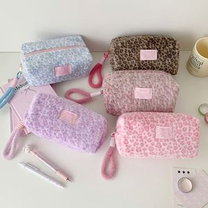 Trousse de Toilette de Voyage Douce et Moelleuse, Pochette à Maquillage Rose Imprimé Léopard, Sac de Maman - Product Image 5